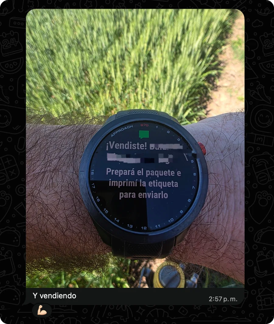 Foto de un reloj inteligente con el aviso «¡Vendiste! Prepará el paquete e imprimí la etiqueta para enviarlo» (datos del comprador difuminados), con el mensaje «Y vendiendo»